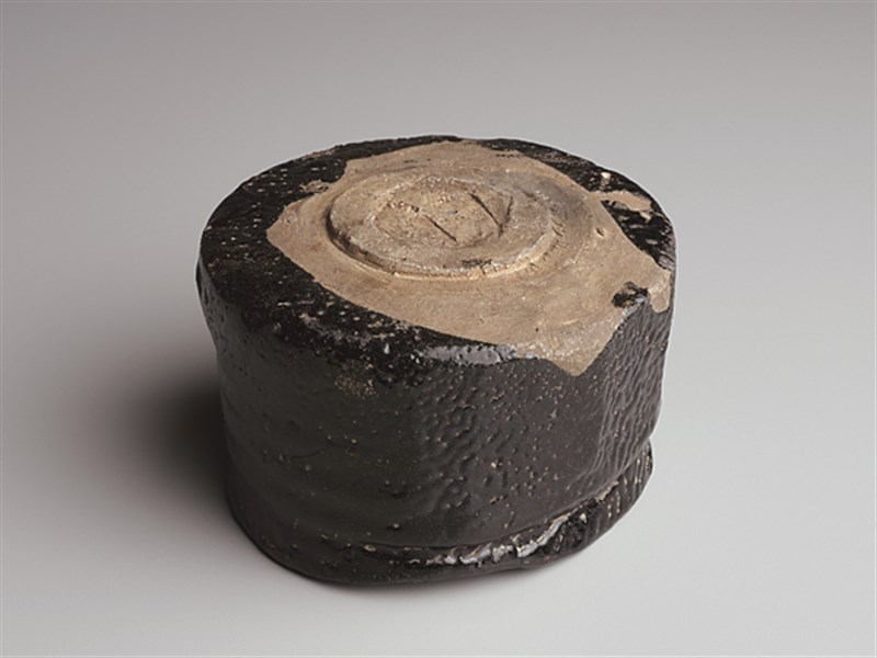 黒茶碗。　楽茶碗；瀬戸黒； KISHIMOTO Kennin 岸本謙仁, Seto black tea bowl 瀬戸黒茶碗