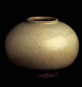 Round Porcelain Jar, known as Shirobakama (“White loose Trousers”)