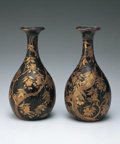 Pair of Sake Decanters with Weeping Cherries in Makie