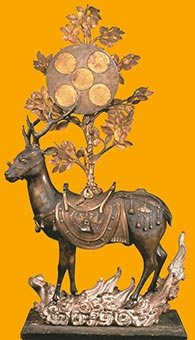 Important Cultural Property
			Deer Bearing Symbols of the Kasuga Deities (left)
Kamakura to Nanbokuchō period, 13th–14th century
Hosomi Museum(Exhibited from 3/1–3/27)