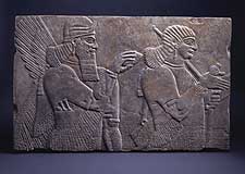 Relief assyrien : gnie ail  tte humaine et serviteur royal